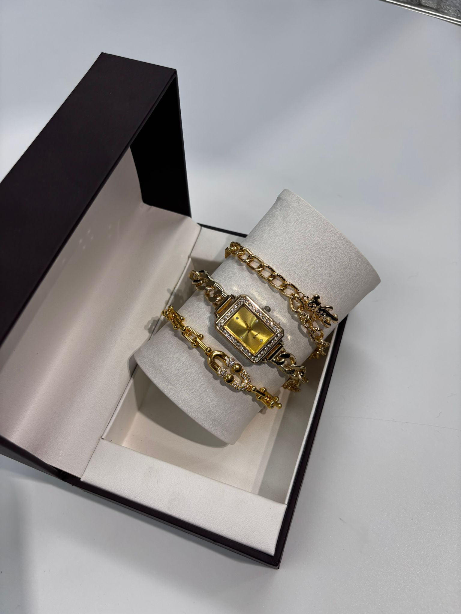 اطقم ساعات عصرية