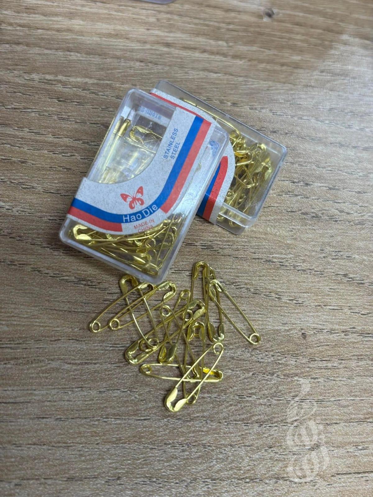 دبابيس ذهبي صغير